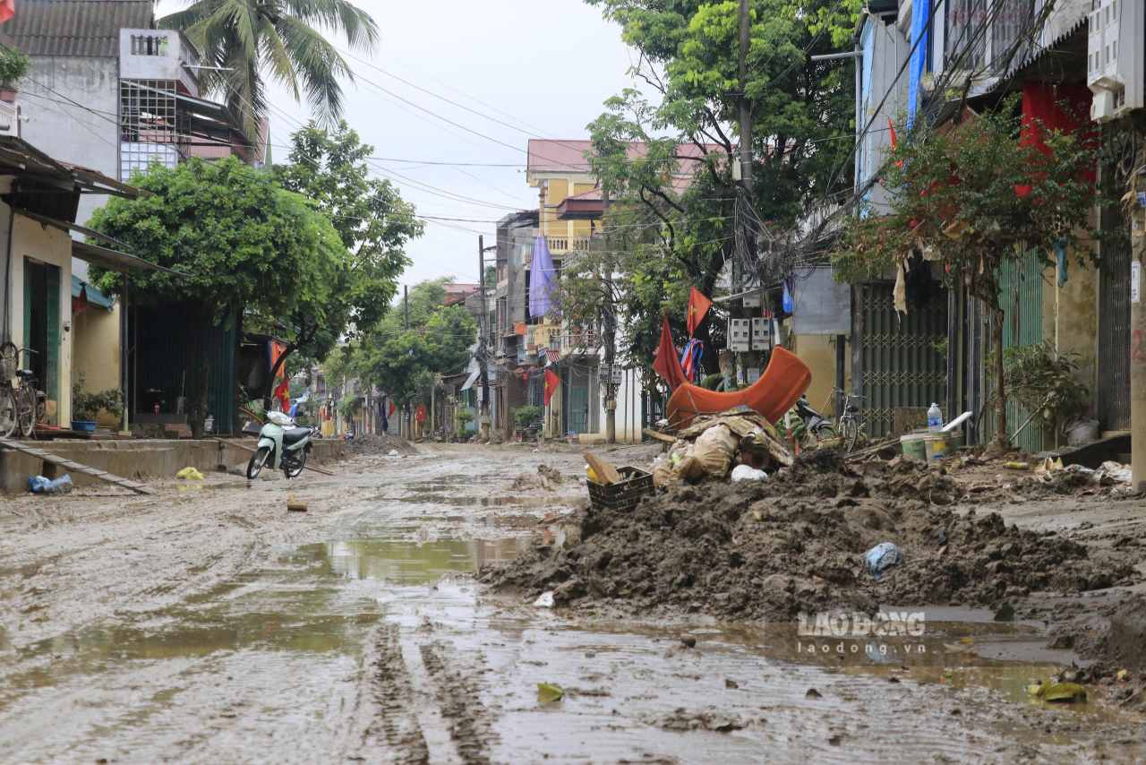 Khu vực đường Thanh Niên, đường Bờ Kè sông Hồng vẫn nhầy nhụa bùn đất sau cơn bão. Ảnh: Văn Đức