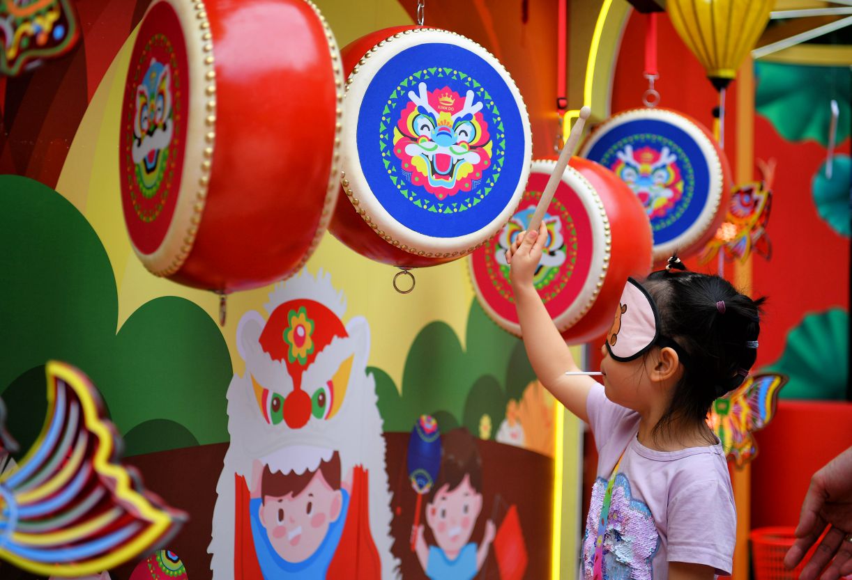 Bé chơi Trung thu. Ảnh: Việt Văn