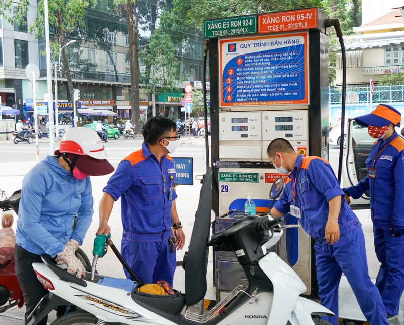 Giá xăng dầu hôm nay 10/10: Giá xăng giảm về dưới mốc 20.000 đồng/lít