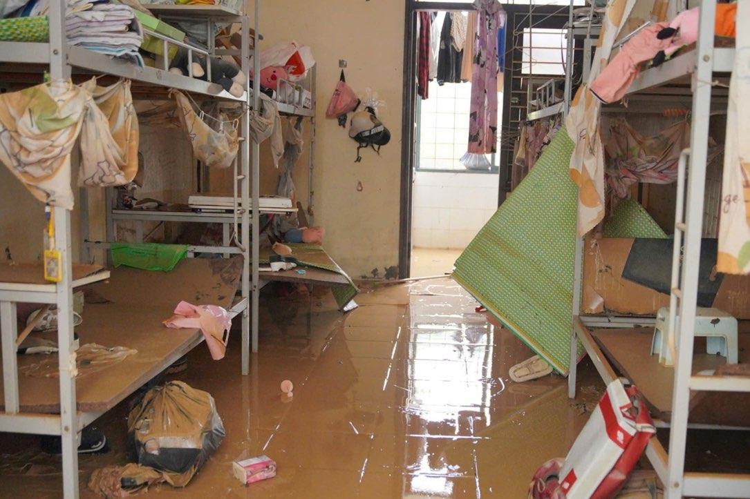Khu vực ký túc xá bị ngập lụt, sau khi nước rút, tầng 1 tan hoang, nền nhà phủ đầy lớp bùn non. Ảnh: Thanh Hùng.
