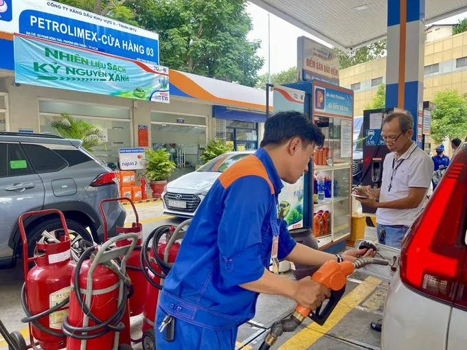 Giá xăng dầu hôm nay 12/10: Giảm rất mạnh