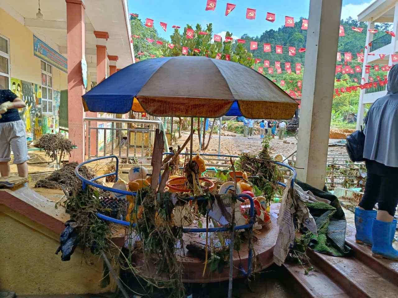 Hư hại nặng nề tại Trường Mầm non Yên Lỗ, xã Thiện Hòa. Ảnh: Khánh Linh