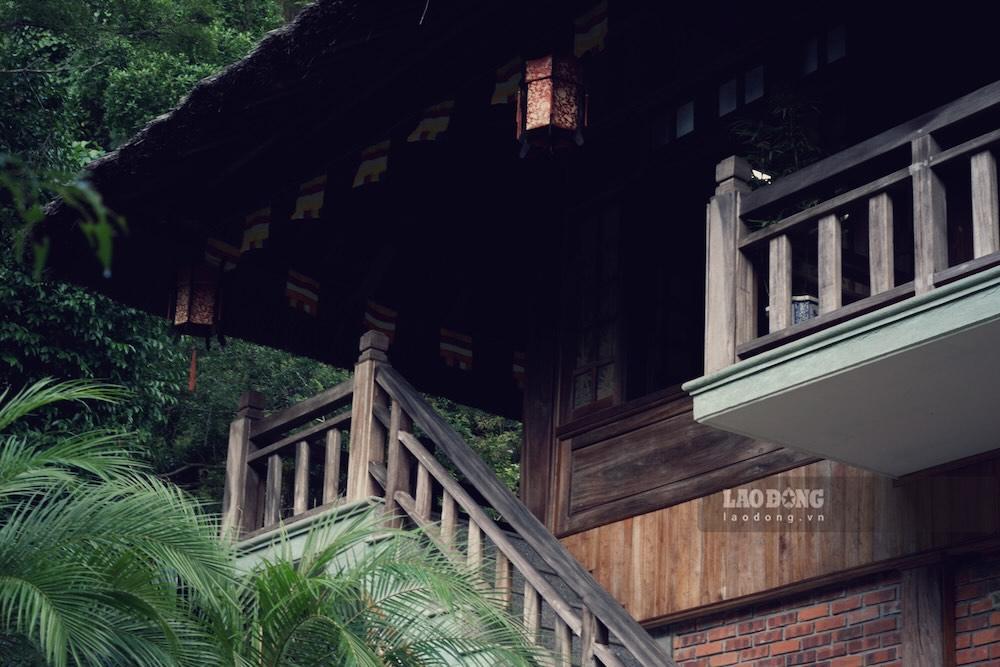 Chánh điện sở hữu phong cách kiến trúc giản dị theo ý tưởng nhà rường Huế, với vật liệu xây dựng chủ yếu là gỗ, ngói vảy cá.