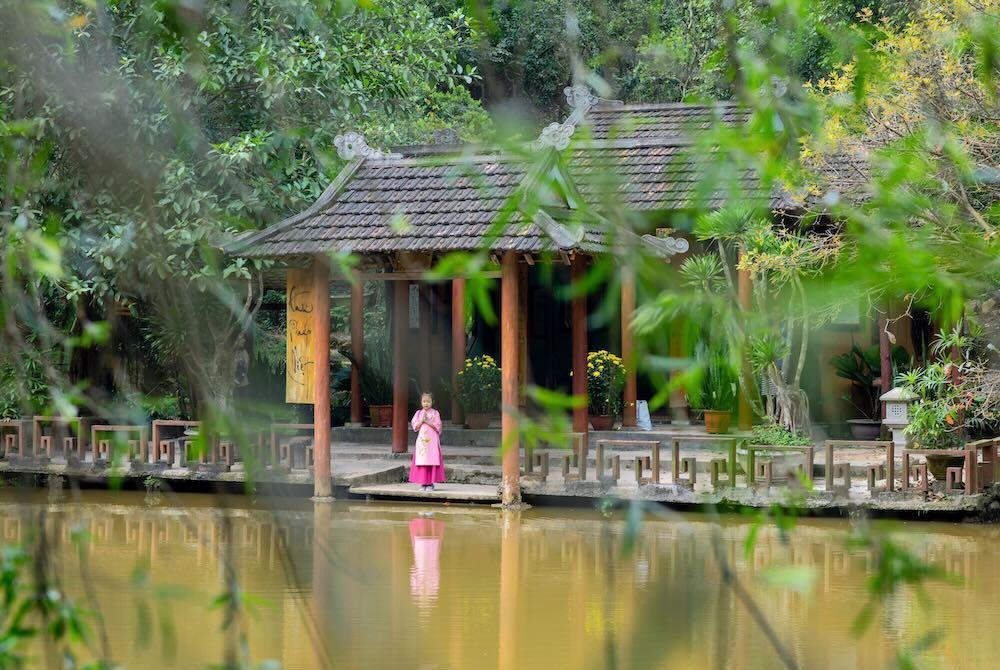 Du khách tới chùa sẽ cảm thấy tâm hồn thư thái, thanh tịnh, bỏ lại mọi muộn phiền của cuộc sống sau lưng.