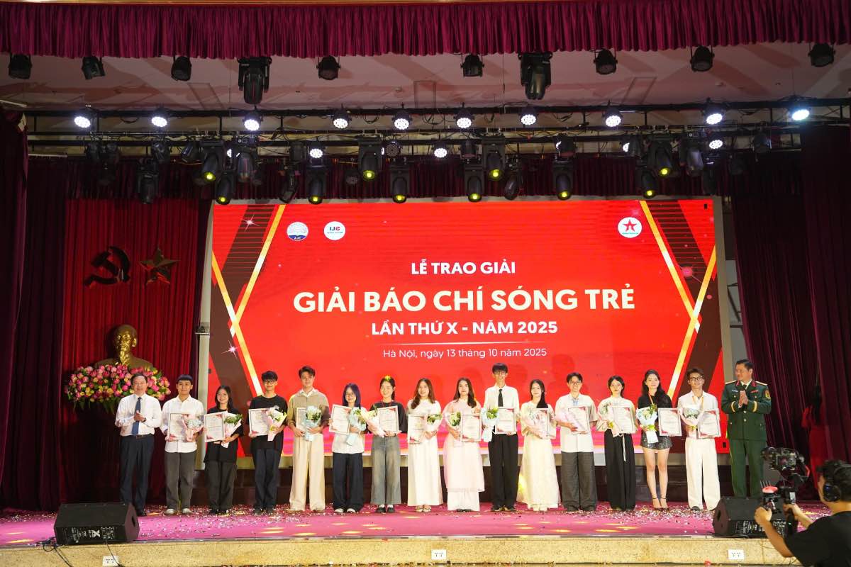 Trao thưởng nhóm tác giả, tác giả đoạt giải Nhì tại Lễ trao giải Báo chí Sóng trẻ lần thứ X, năm 2025. Ảnh: Ban Tổ chức
