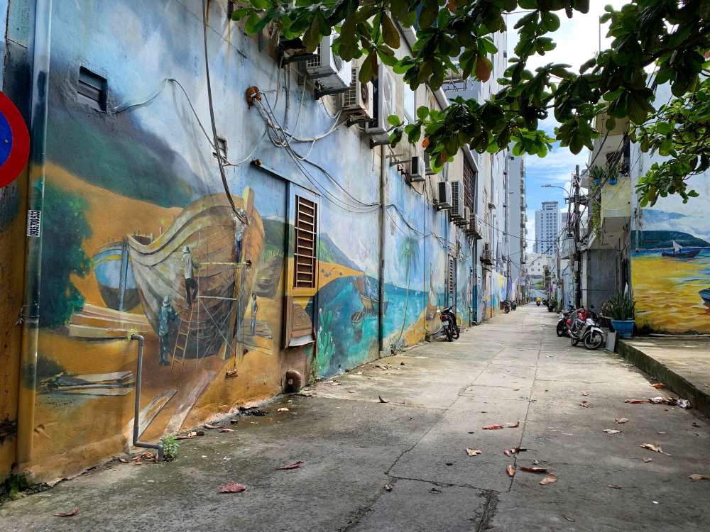 Sau hơn 3 năm đưa vào hoạt động, phố bích họa hiện tại đìu hiu, vắng du khách. Ảnh: Thanh Huyền