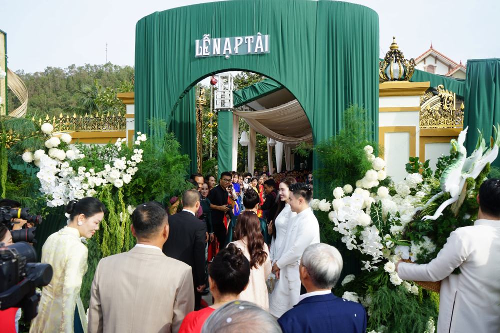Nhà trai đến trong sự chào đòn nồng nhiệt của gia đình nhà gái. Ảnh: Quách Du