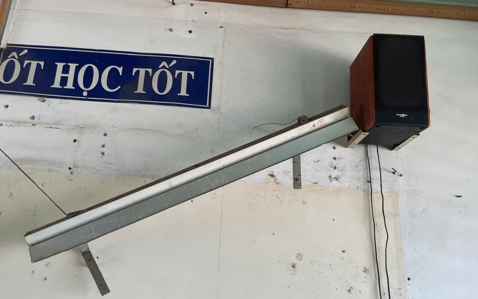 Thiết bị dạy học còn ở trong phòng nhưng cũng đang bong tróc. Ảnh: Đình Trọng