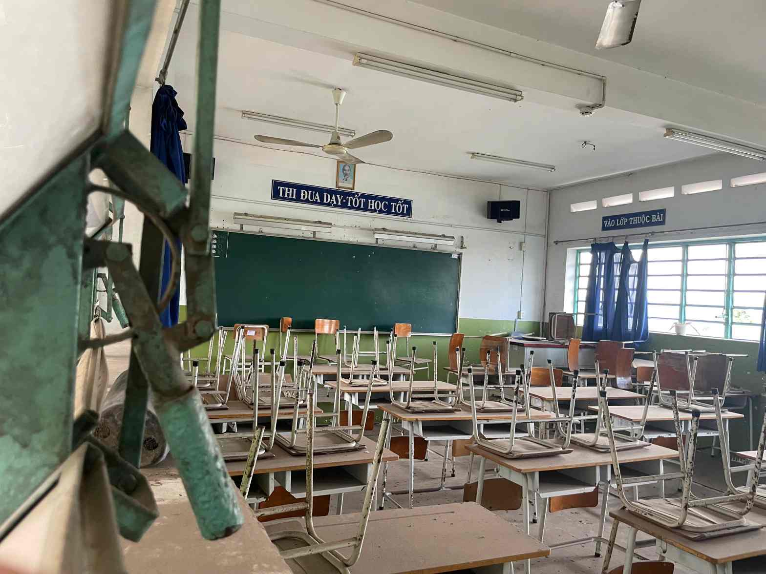 Bên trong bàn ghế xếp chồng bỏ không đã lâu. Ảnh: Đình Trọng