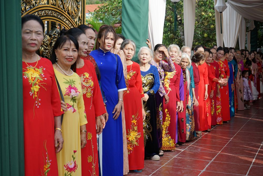 Gia đình nhà gái chờ đón nhà trai trong lễ nạp tài. Ảnh: Quách Du