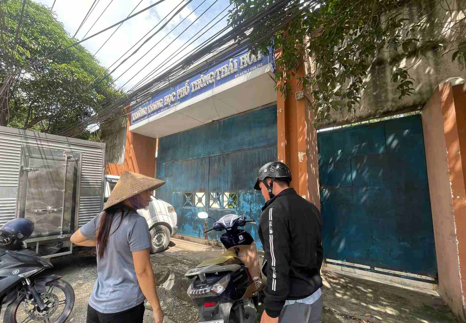 Trường học sôi động nay cửa đóng kín cửa. Ảnh: Đình Trọng