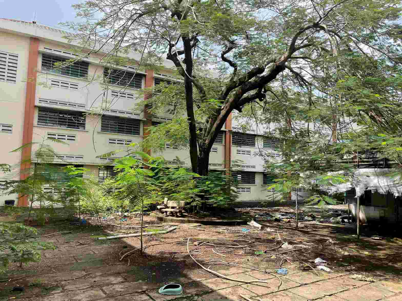 Cơ sở giáo dục rộng cả nghìn mét vuông vốn khang trang, nay bị bỏ hoang khiến người dân xót xa. Ảnh: Đình Trọng