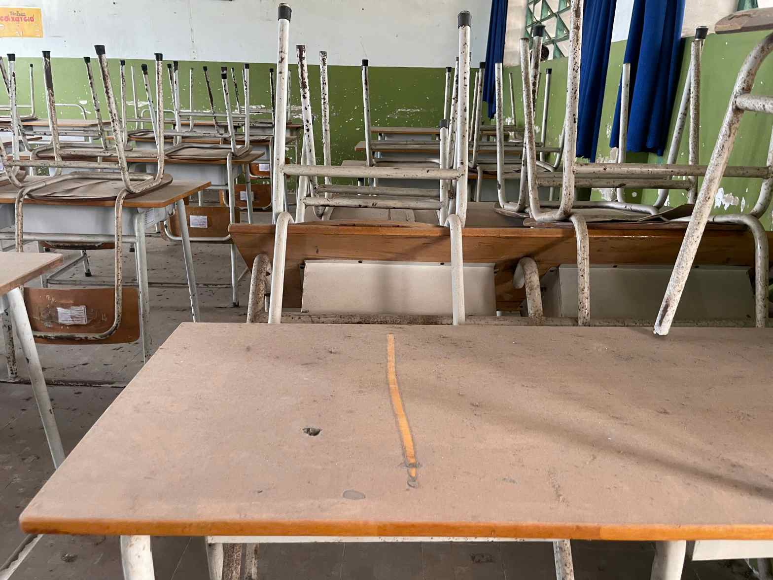 Lớp bụi trên bàn ghế đang ngày một dày thêm. Ảnh: Đình Trọng