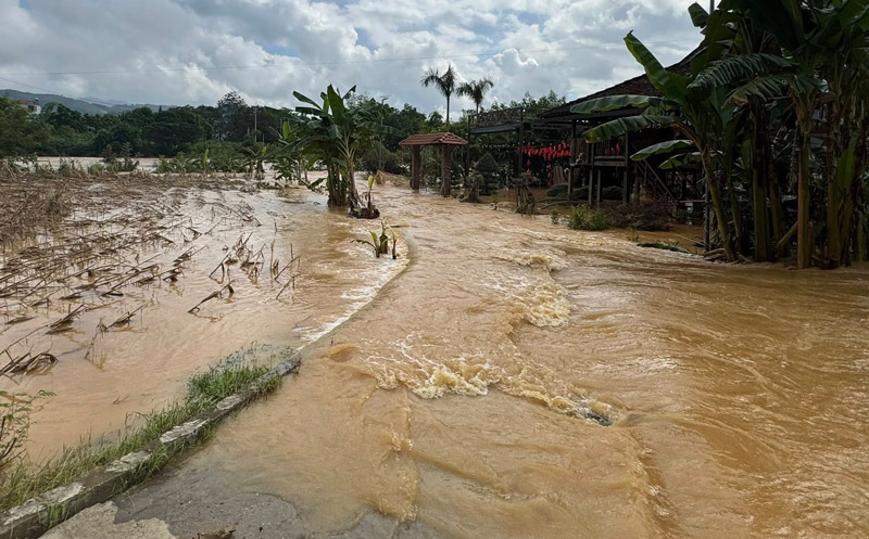 Ngày 16.10, người dân thấp thỏm chứng kiến lũ trên các sông chảy qua địa phận xã Hòa An biến động, liên tục dâng rồi lại rút nhẹ. Ảnh: Giang Lam