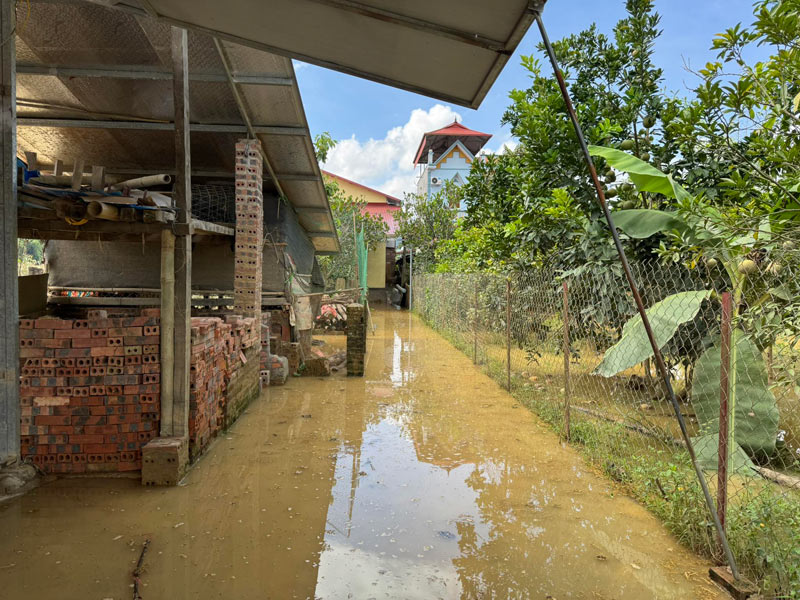 Lũ dâng trong đêm 15 rạng sáng 16.10 khiến nhiều người dân xã Hòa An phải di dời trong đêm. Ảnh: Giang Lan