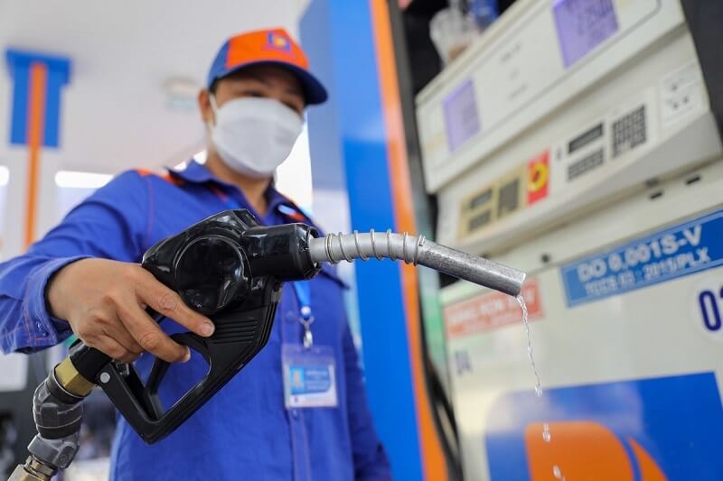 Giá xăng dầu hôm nay 17/10: Trái chiều xăng tăng, dầu giảm