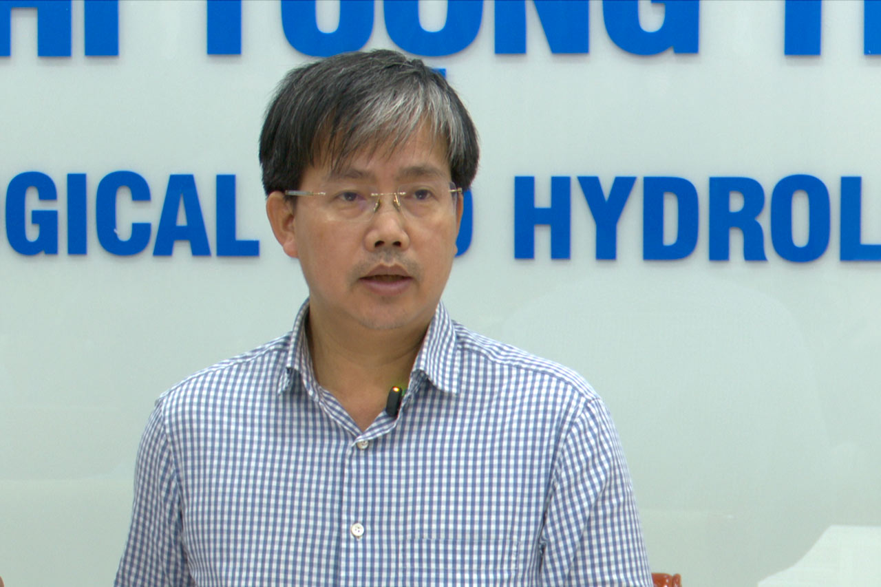Ông Mai Văn Khiêm - Giám đốc Trung tâm Dự báo Khí tượng Thủy văn Quốc gia, Cục Khí tượng Thủy văn cảnh báo trong 10 ngày tới có nhiều hình thế thiên tai đáng chú ý như bão, không khí lạnh. Ảnh: Vũ Linh