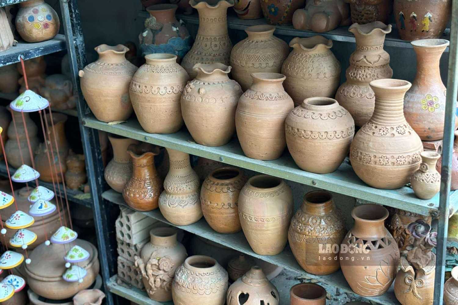 Du khách có thể mua các sản phẩm gốm để làm quà lưu niệm. Ảnh: Nguyễn Đạt