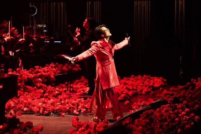 Hà Anh Tuấn hát nhạc Trịnh và chinh phục 3.400 khán giả tại concert ở Mỹ