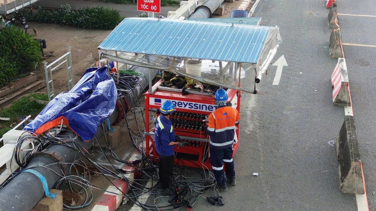 Các kỹ sư và công nhân làm việc liên tục để đảm bảo tiến độ dự án. Ảnh: Anh Tú