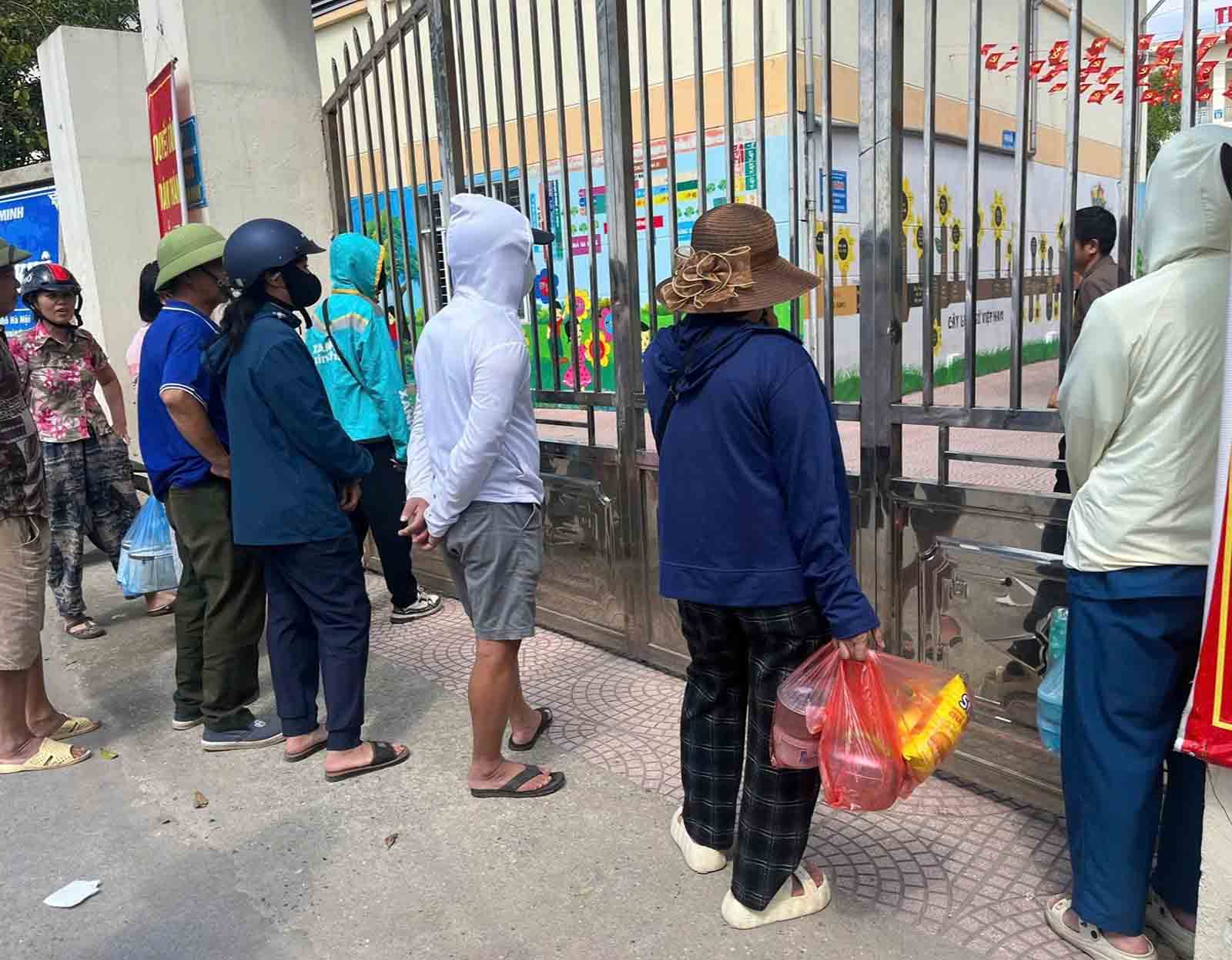 Phụ huynh “tiếp tế” bữa trưa cho con tại Trường Tiểu học Cự Khê (xã Bình Minh, Hà Nội), ngày 20.10. Ảnh: Phụ huynh cung cấp