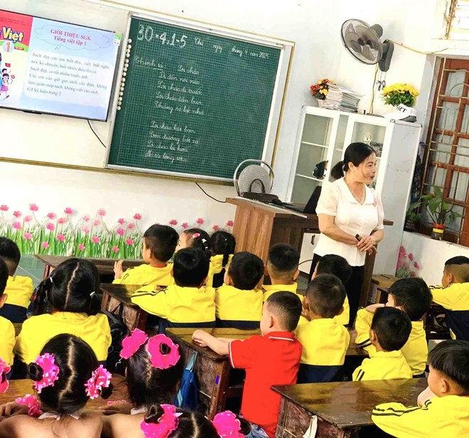 Giáo viên mầm non Nghệ An trong giờ lên lớp. Ảnh: NGỌC ANH