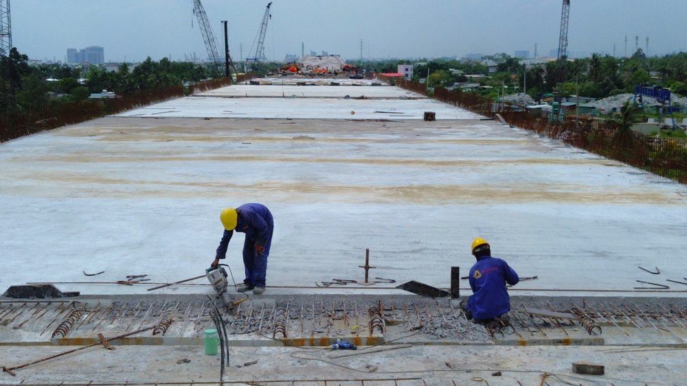 Không khí thi công khẩn trương trên công trường Vành đai 3 đoạn qua TP Thủ Đức trước đây. Ảnh: Anh Tú