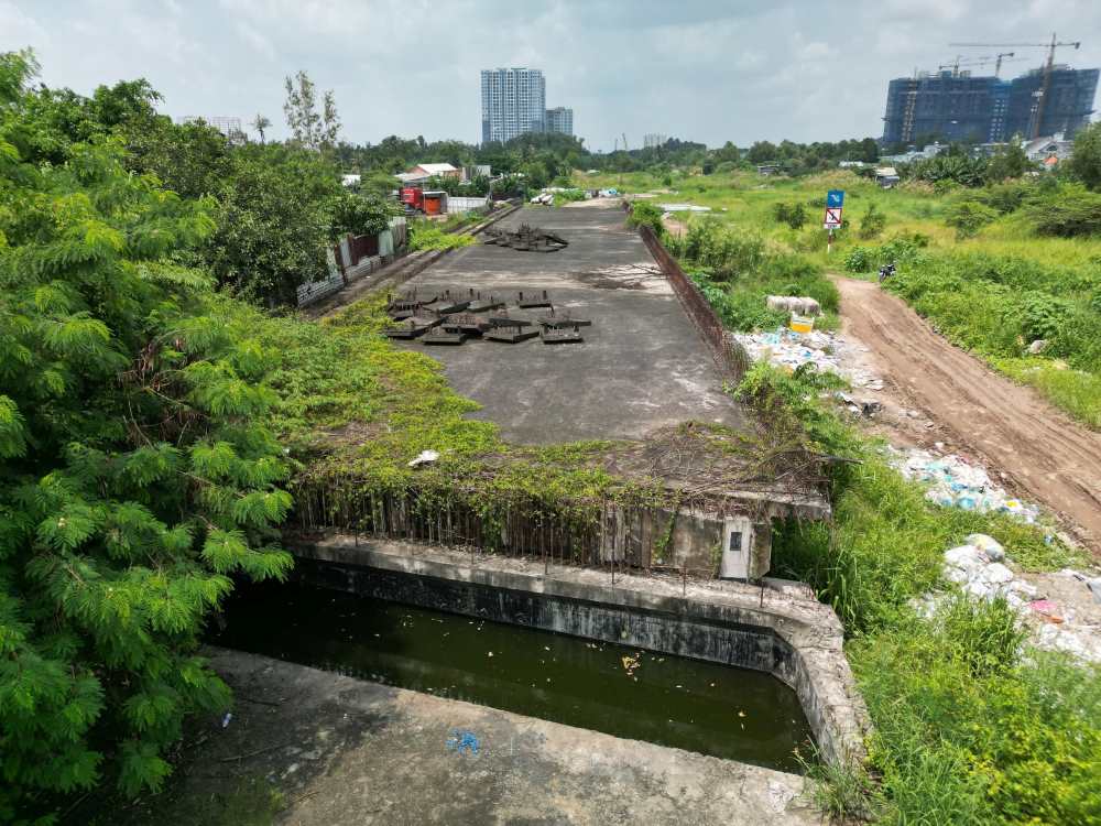 Đoạn 3 thuộc tuyến Vành đai 2 hiện đang bỏ hoang nhiều năm, rác thải và cỏ mọc um tùm. Ảnh: Anh Tú