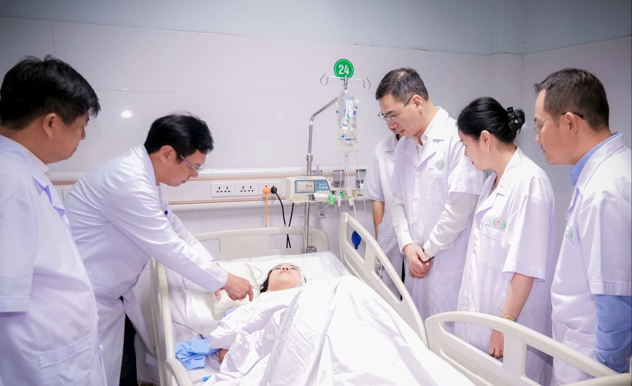 Đoàn công tác của Bộ Y tế thăm hỏi, động viên điều dưỡng Nguyễn Thuỳ Trang. Ảnh: Thành Chung