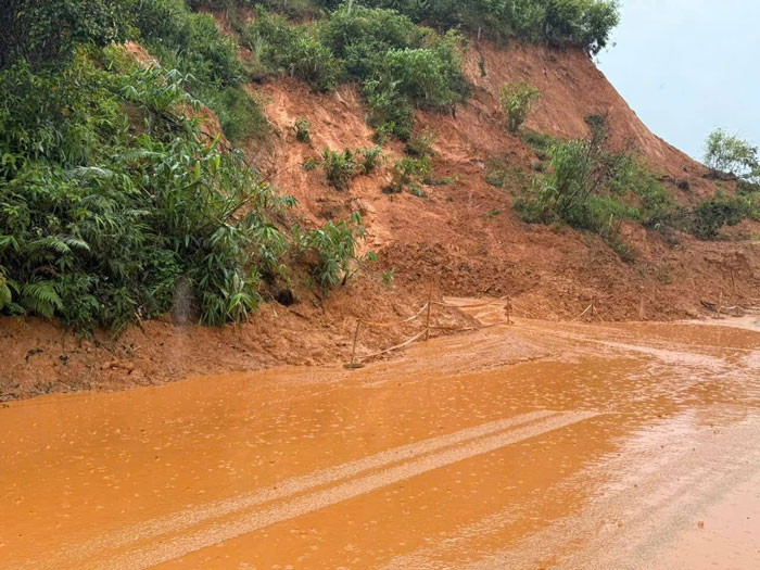 Mùa mưa bão, đường đèo thường xuyên bị sạt lở. Ảnh: Thanh Tuấn