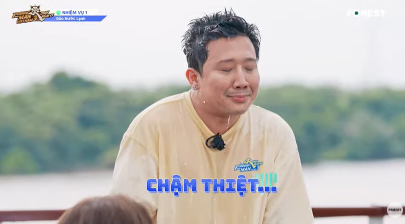 Vì đồng đội Anh Tú trả lời chậm hoặc sai, Trấn Thành phải chịu trận. Ảnh cắt từ video của nhà sản xuất