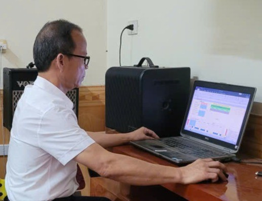 Ông Nguyễn Sỹ Thuấn thao tác trên “Hệ thống tổng hợp, đánh giá dữ liệu phổ cập giáo dục, xóa mù chữ theo chính quyền hai cấp”.