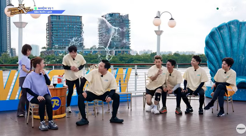 Thử thách “Gáo nước lạnh” khiến người chơi Running Man ướt sũng vì những câu trả lời sai. Ảnh cắt từ video của nhà sản xuất