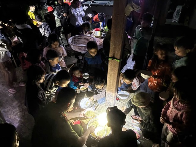 Công an xã Trà Leng, Đà Nẵng nấu mì tôm giữa đêm lũ, sưởi ấm gần 200 người dân sơ tán