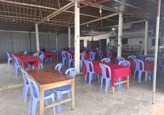 Chật vật sửa lại nhà hàng ven biển hư hỏng sau bão ở Hà Tĩnh