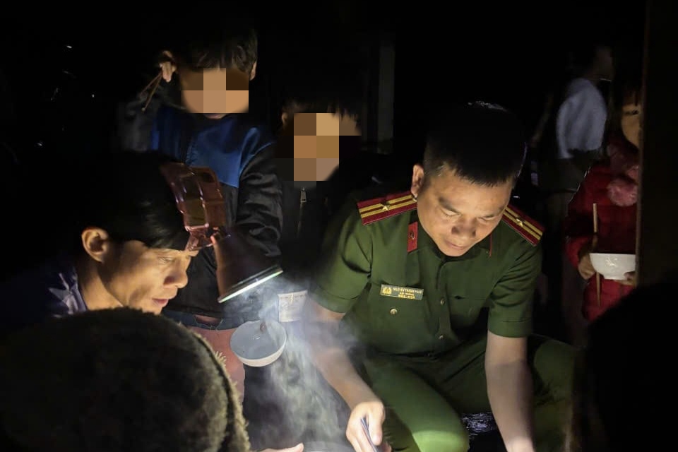 Công an xã Trà Leng đưa gần 200 người già, phụ nữ và trẻ em nhỏ vào trụ sở Công an xã để tránh trú an toàn. Ảnh: Đà Nẵng