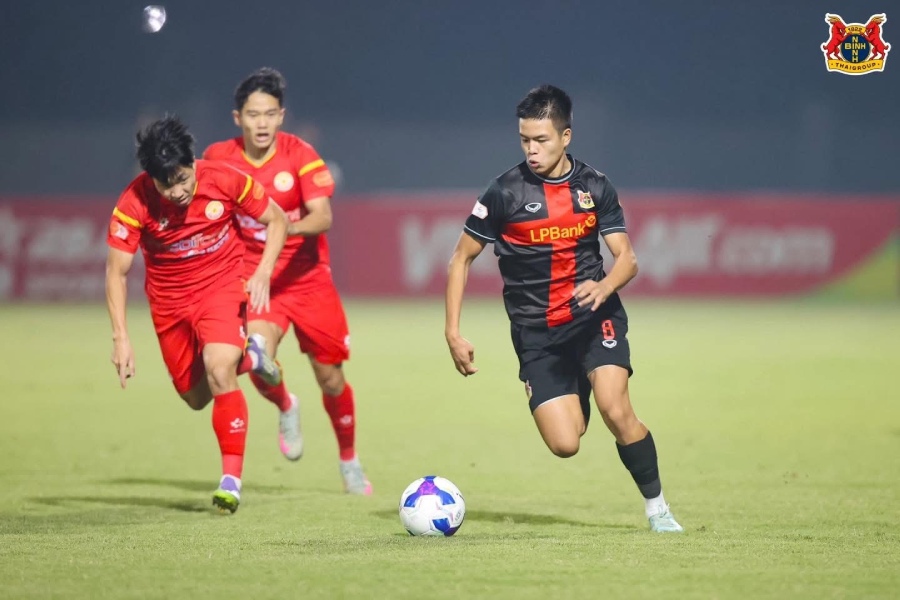 Trần Thành Trung chưa có nhiều cơ hội thi đấu tại V.League. Ảnh: NBFC