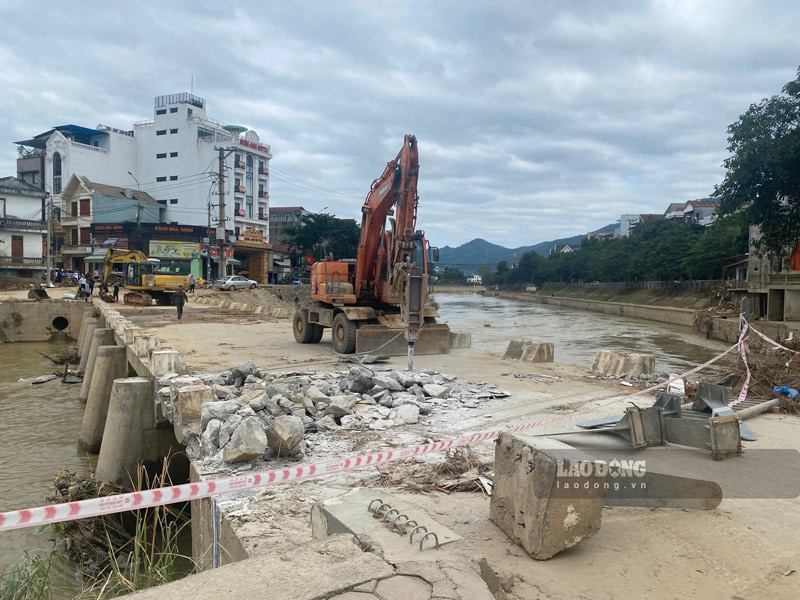 Phá dỡ cầu ngầm Sông Hiến. Ảnh: Tân Văn