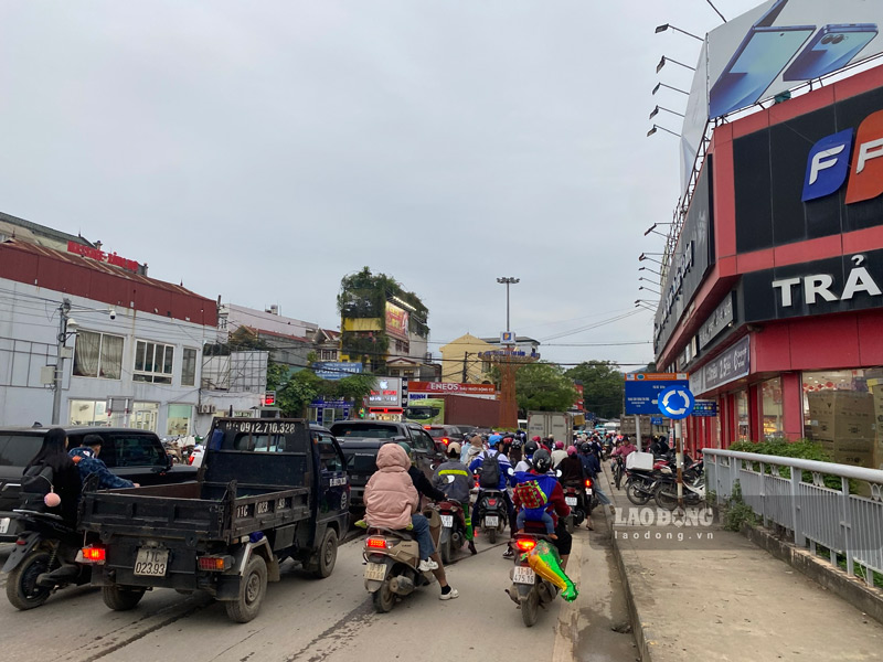 Do một cung đường không thể di chuyển nên các khi vực giao nhau như đường tròn gần bến xe cũ tỉnh Cao Bằng, cầu Bằng Giang, cầu Sông Hiến đều ùn tắc. Ảnh: Tân Văn