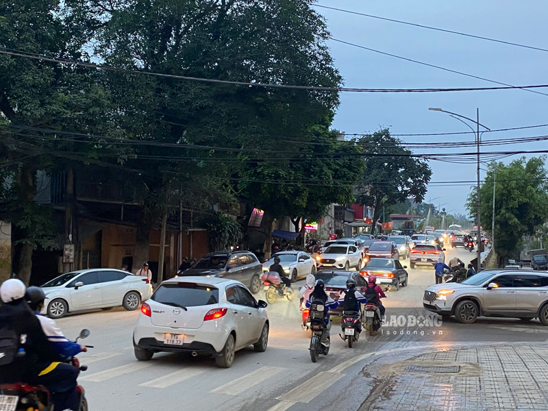 Dòng phương tiện di chuyển khó khăn. Ảnh: Tân Văn