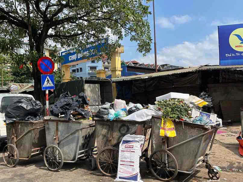 Điểm tập kết rác lớn, trung bình mỗi ngày từ 4 -5 xe chở rác đầy. Ảnh: Thúy Hiền.