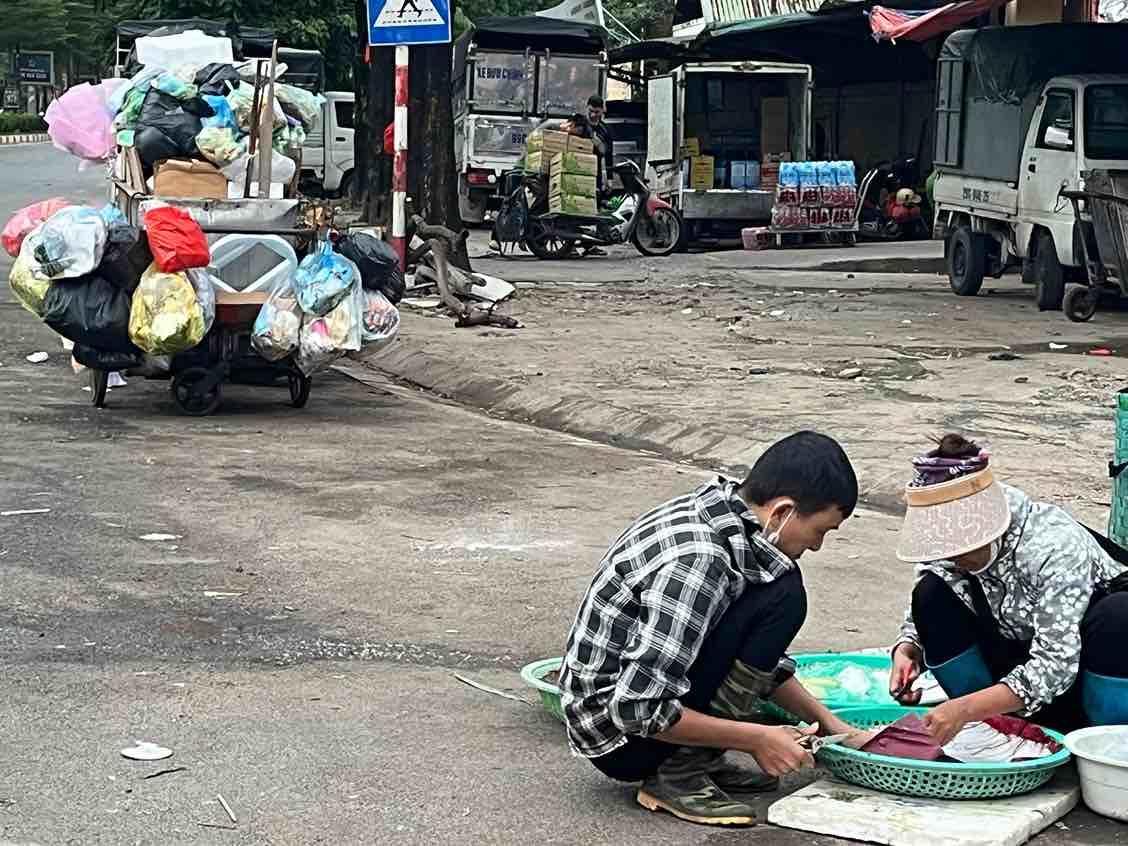 Khu vực bán cá không được đảm bảo vệ sinh. Ảnh: Thúy Hiền.