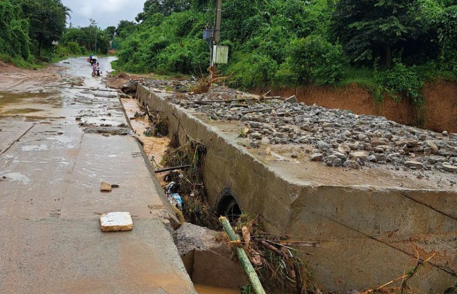 Cầu tạm của dự án điện gió bị hư hỏng, trở thành đê ngăn rác và cản trở thoát nước lũ. Ảnh: Hưng Thơ