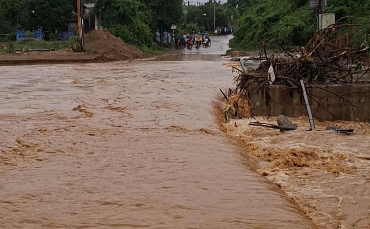 Ngầm tràn Ván Ri bị nước lũ tràn qua, khiến nhiều bản làng ở xã Húc cũ bị cô lập. Ảnh: Hưng Thơ