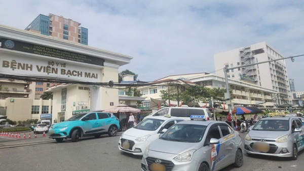 Xe taxi đỗ chắn lỗi vào Bệnh viện Bạch Mai. Ảnh: Minh Hạnh