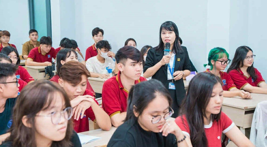 TS Cù Ngọc Phương - Trưởng khoa Lý luận Chính trị, Trường Đại học Nguyễn Tất Thành trong giờ dạy.