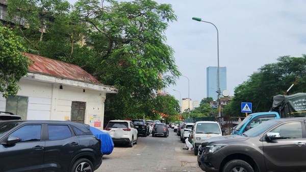 Chật vật tìm chỗ đỗ xe ở Hà Nội: 30 phút mới tìm được chỗ gửi, cách bệnh viện 1 kilomet