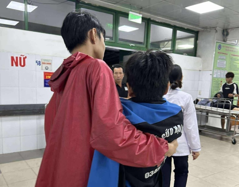 Người đón cháu bé, sau đó đưa vào viện kiểm tra tình hình sức khỏe. Ảnh: Trường An