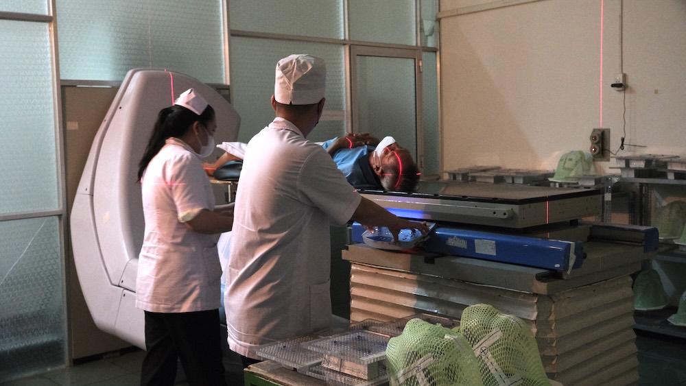 Bệnh nhân xạ trị trên máy Cobalt 60. Ảnh: Phong Linh.