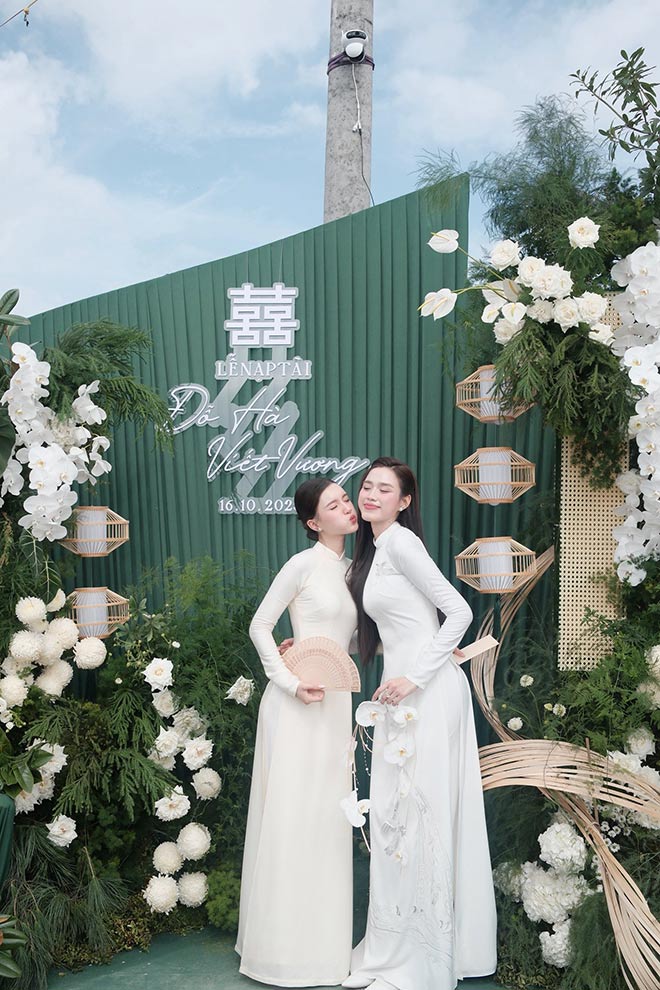 Hoàng Tú Quỳnh là phù dâu và xách vali cho Đỗ Thị Hà khi nàng hậu về nhà chồng. Ảnh: Nghệ sĩ cung cấp